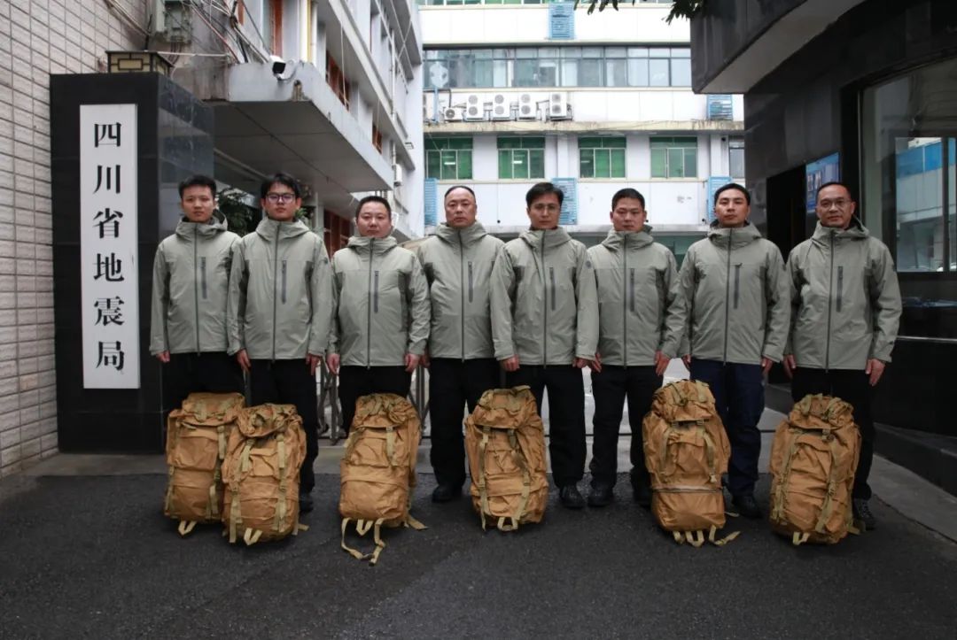 省地震局增派8名专家组成第二批支援力量于当日紧急飞往西藏,支援地震应急处置工作.jpg 省地震局增派8名专家组成第二批支援力量于当日紧急飞往西藏,支援地震应急处置工作.jpg