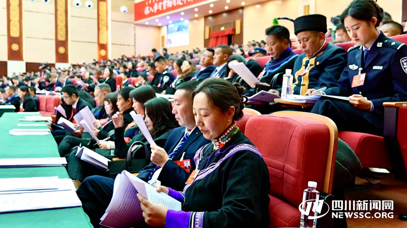 凉山彝族自治州第十二届人民代表大会第四次会议现场 (2)_副本.jpg