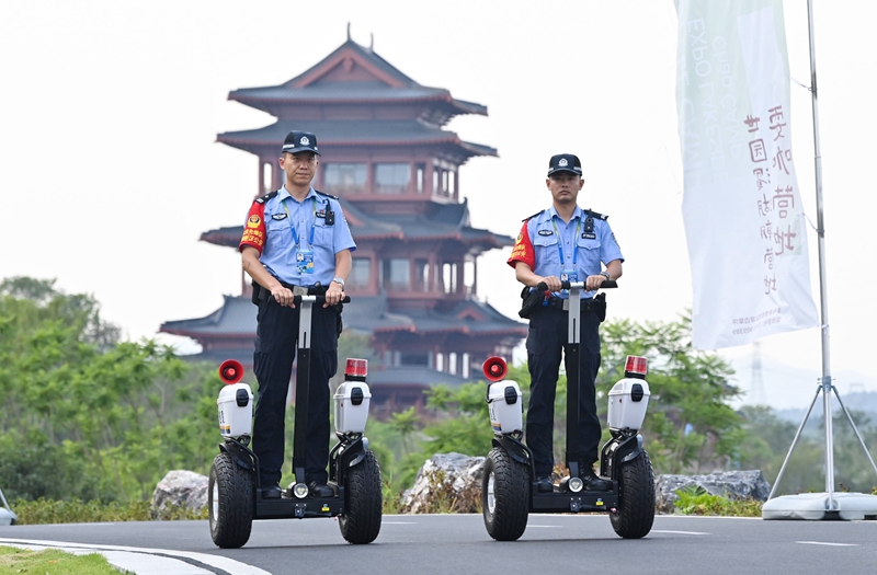 巡逻中的民警.jpg 巡逻中的民警.jpg