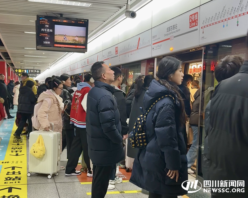 乘客在地铁成都东客站有序乘车.png 乘客在地铁成都东客站有序乘车.png