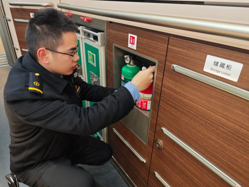 随车机械师对车内灭火器进行检查.png 随车机械师对车内灭火器进行检查.png