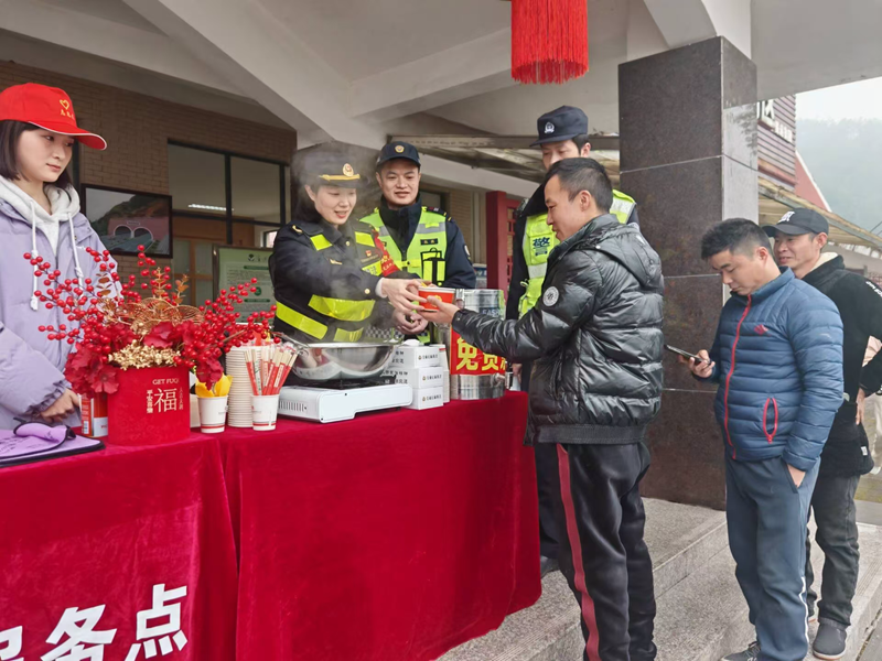 四川在高速服务区推出暖心服务(四川省交通运输厅供图).png 四川在高速服务区推出暖心服务(四川省交通运输厅供图).png