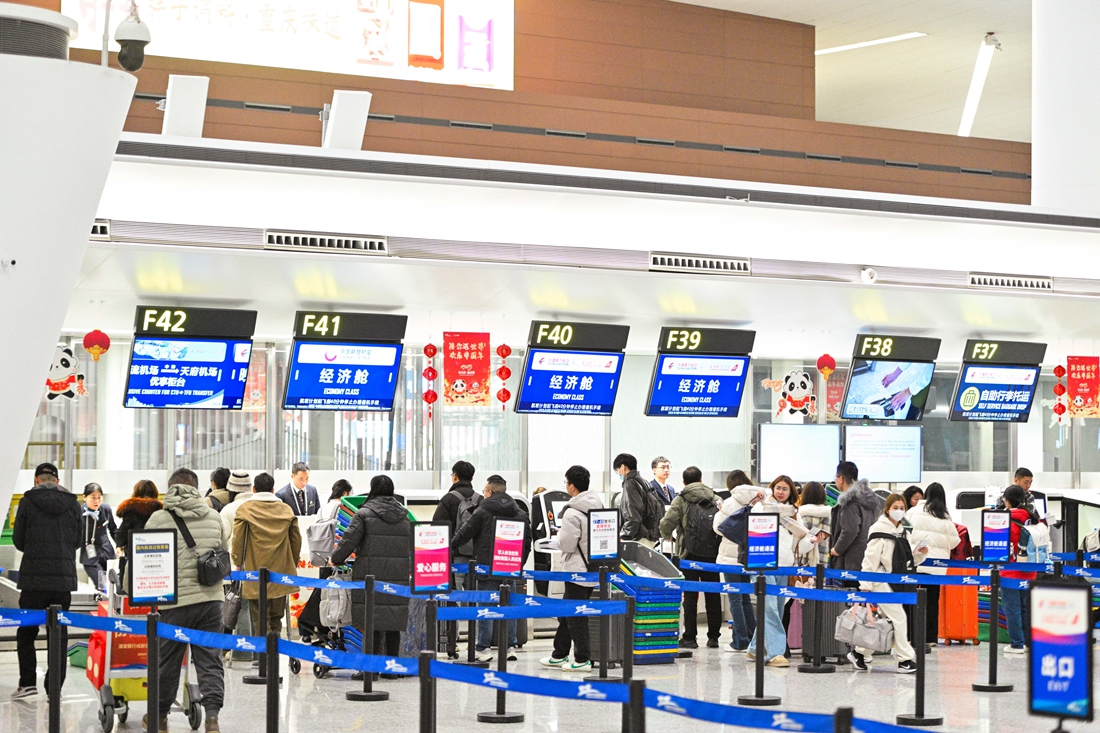 旅客排队值机.jpg 旅客排队值机.jpg