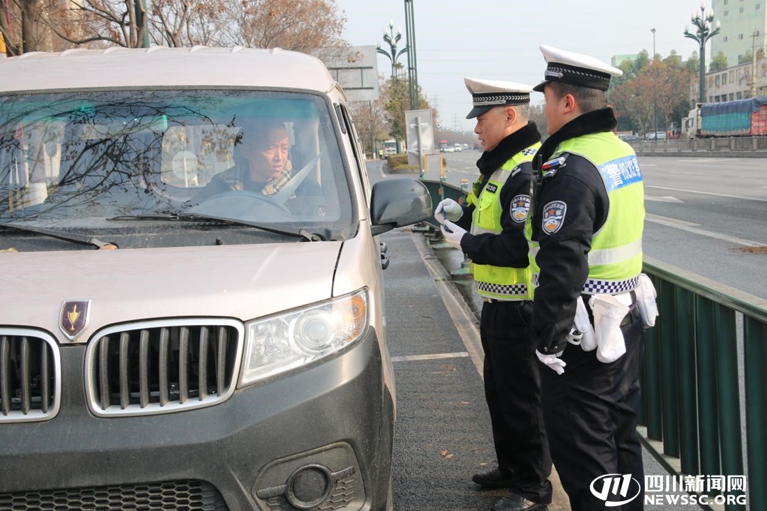 成都交警多举措守护市民出行 (2).jpg 成都交警多举措守护市民出行 (2).jpg