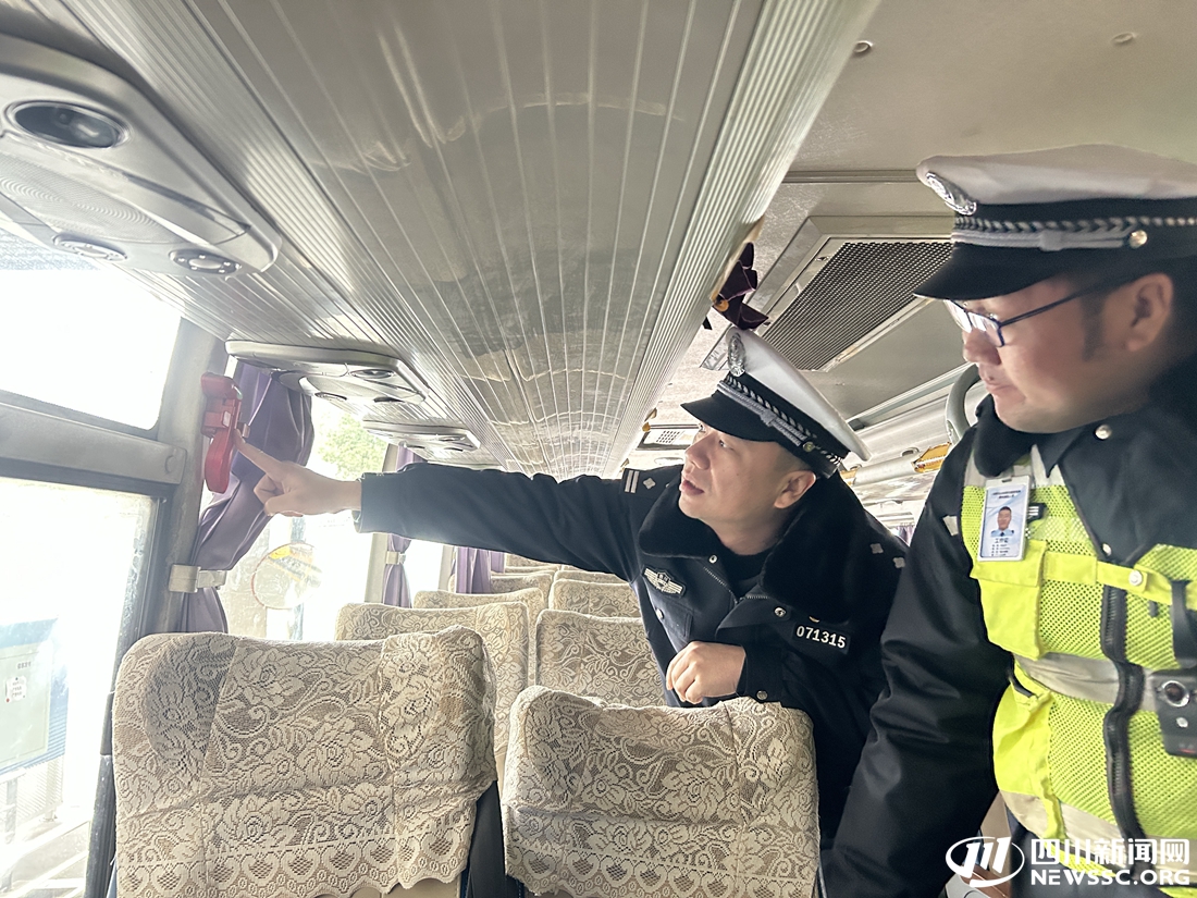 成都交警多举措守护市民出行.jpg 成都交警多举措守护市民出行.jpg