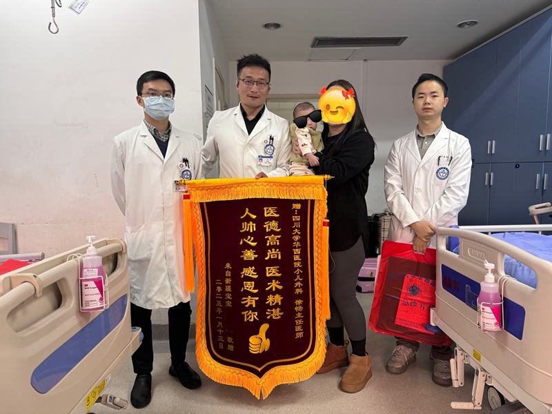 与患者合影.jpg