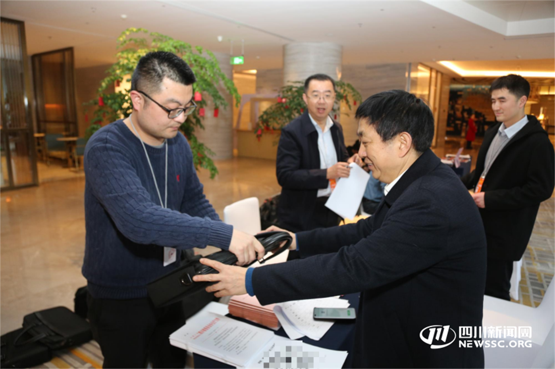 省政协委员有序领取证件.png 省政协委员有序领取证件.png