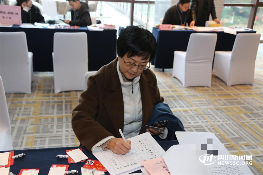 省政协委员正办理签到手续.png 省政协委员正办理签到手续.png