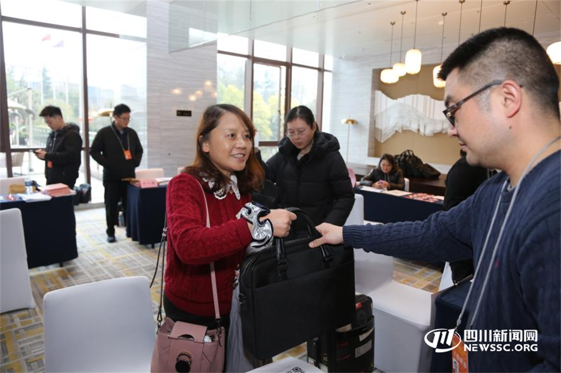 省政协委员、首都医科大学附属北京安贞医院南充医院肿瘤科副主任胡欣.png 省政协委员、首都医科大学附属北京安贞医院南充医院肿瘤科副主任胡欣.png