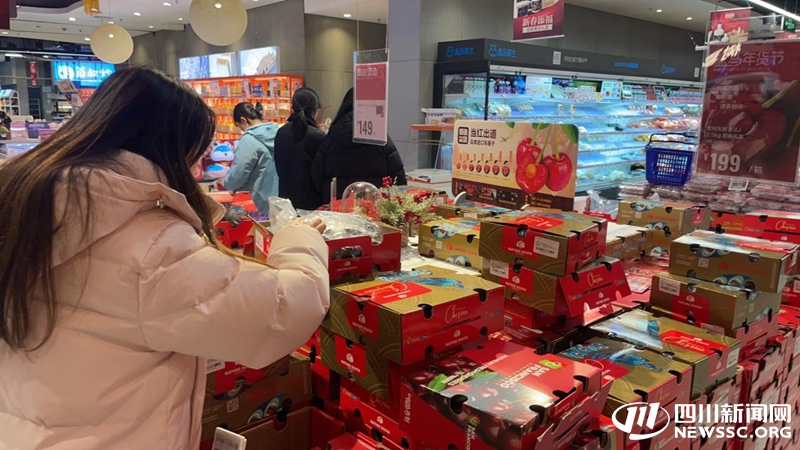 顾客在超市选购车厘子.jpg 顾客在超市选购车厘子.jpg