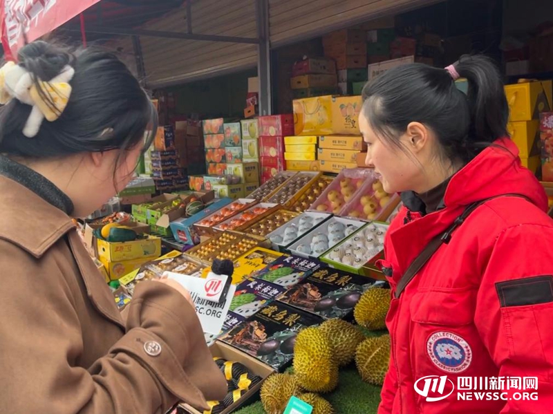 记者采访成都市农产品批发市场水果交易区商家.jpg 记者采访成都市农产品批发市场水果交易区商家.jpg