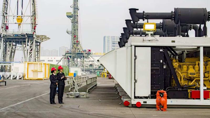 成都海关所属德阳海关关员在出口石油钻机生产企业指导企业开展加工贸易业务.jpg 成都海关所属德阳海关关员在出口石油钻机生产企业指导企业开展加工贸易业务.jpg