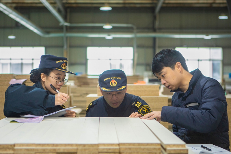 成都海关所属锦城海关关员在出口家具生产企业开展属地查检.jpg 成都海关所属锦城海关关员在出口家具生产企业开展属地查检.jpg