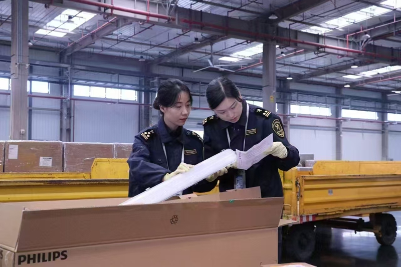 成都海关所属双流机场海关关员查验出口灯具.jpg 成都海关所属双流机场海关关员查验出口灯具.jpg