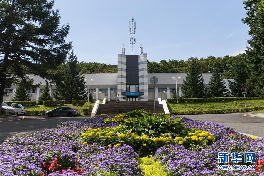 (新华全媒头条·出访·图文互动)(1)你的目光我的暖——记习近平主席访问“海洋”全俄儿童中心