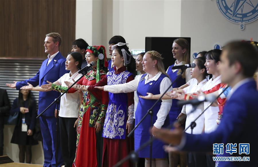 (新华全媒头条·出访·图文互动)(3)你的目光我的暖——记习近平主席访问“海洋”全俄儿童中心