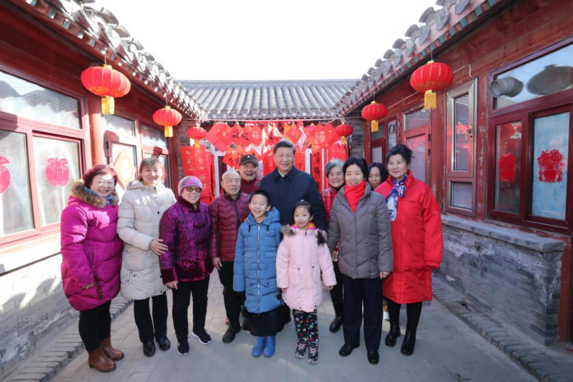 2019年2月1日,习近平在北京看望慰问基层干部群众,考察北京冬奥会、冬残奥会筹办工作。这是1日上午,习近平来到前门东区草厂四条胡同看望慰问群众时,同市民侯雅明一家合影。