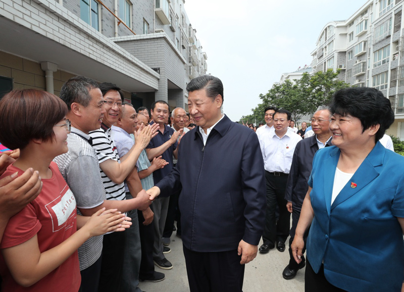 2018年6月12日至14日,习近平在山东考察。这是14日上午,习近平在济南市章丘区双山街道三涧溪村,同村民们亲切交谈。