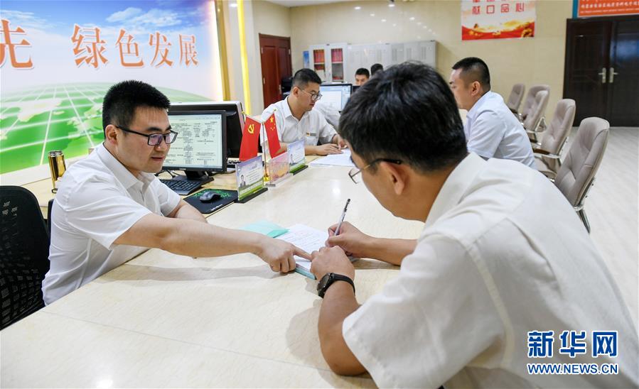 (新华全媒头条·图文互动)(5)为基层松绑减负 促干部担当作为——以习近平同志为核心的党中央推进“基层减负年”工作综述