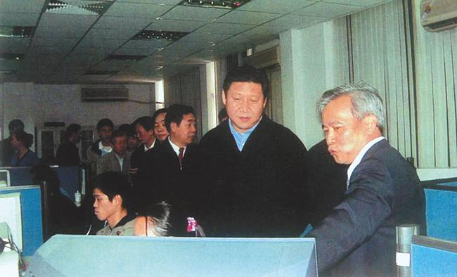 2002年3月,习近平(时任福建省委副书记、省长)到福建省空间信息工程研究中心调研。(资料图片)