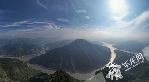 三峡之巅风景区,位于重庆市奉节县,地处长江三峡之首。华龙网-新重庆客户端 首席记者 李文科 摄