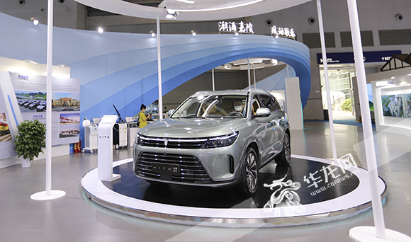 西洽会期间,沙坪坝区展示涉及汽车、物联网、地质器械、医疗、文创等多方领域共47件展品。华龙网-新重庆客户端 尹建红 摄