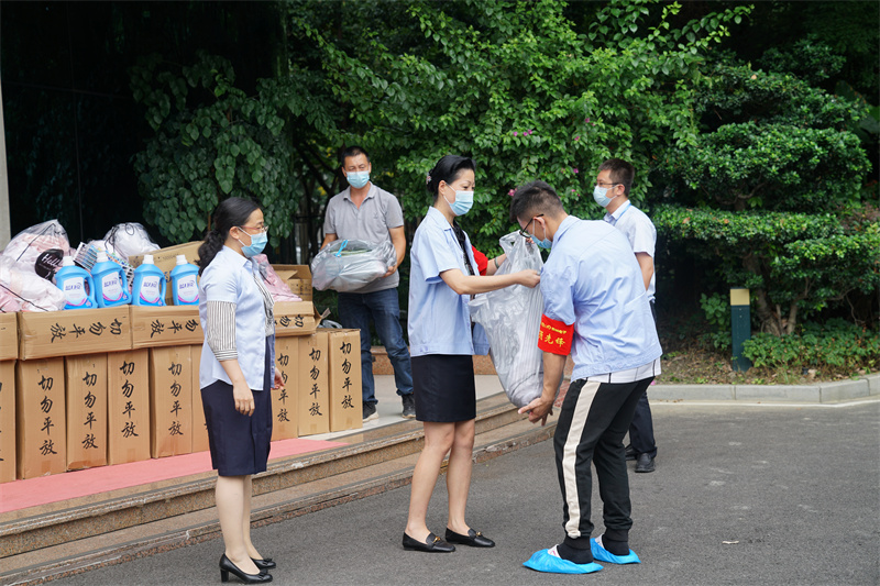 为员工们发放生活物资.jpg
