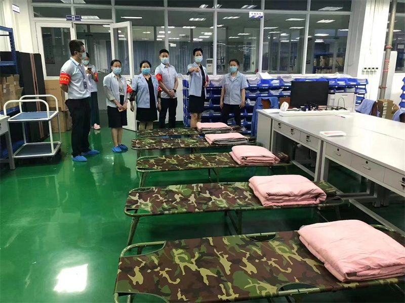 为员工们安置行军床.jpg