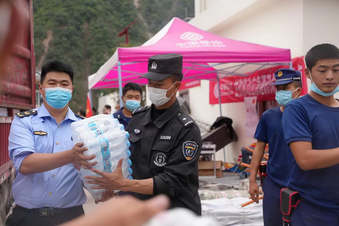 秦晓强为震区受灾群众分发物资 (1).jpg 秦晓强为震区受灾群众分发物资 (1).jpg