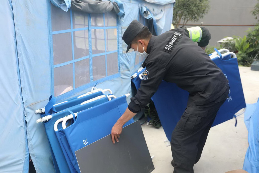 秦晓强为震区受灾群众分发物资 (2).jpg 秦晓强为震区受灾群众分发物资 (2).jpg