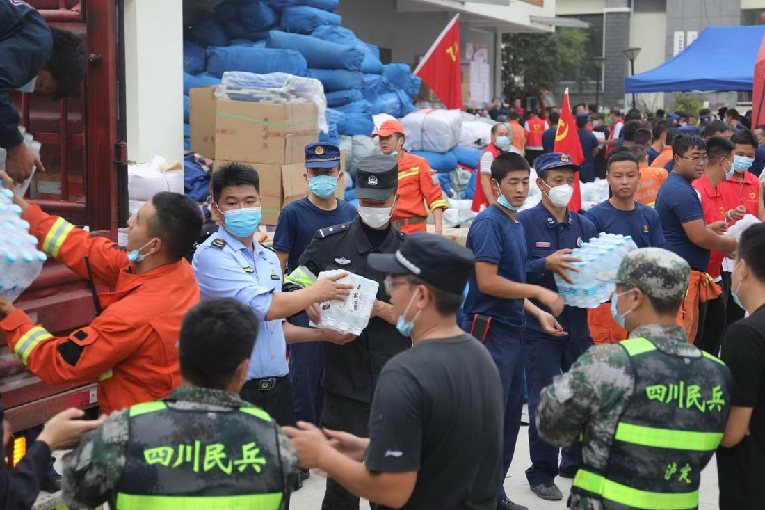 秦晓强为震区受灾群众分发物资 (3).jpg 秦晓强为震区受灾群众分发物资 (3).jpg