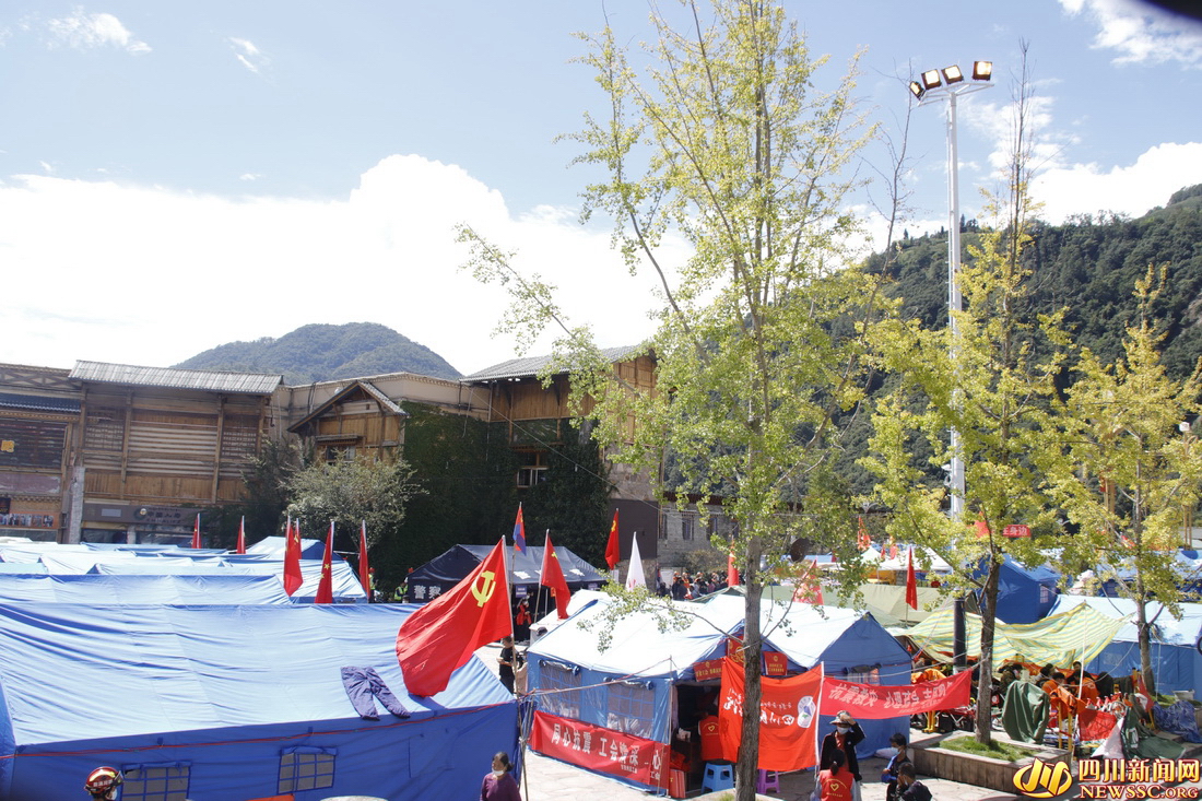 泸定县磨西镇贡嘎广场临时安置点.jpg