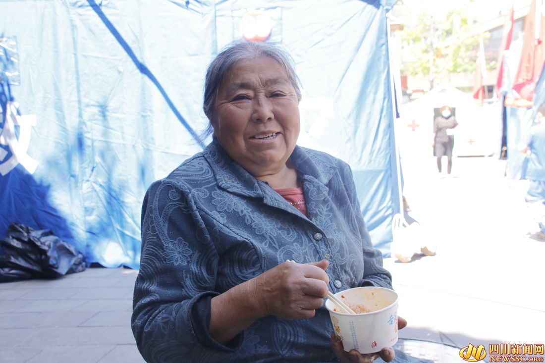 安置点的群众纷纷走出帐篷,沐浴着和煦的阳光,露出了久违的笑容5.jpg