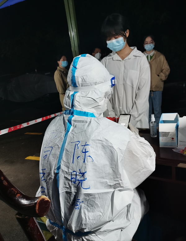 陈晓梅为社区群众录入核酸检测信息 2.png