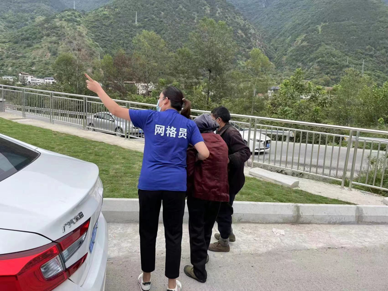 网格员协助转移受灾群众.png
