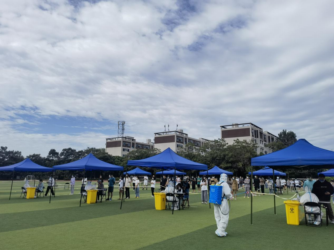 校园内核酸检测有序进行.png