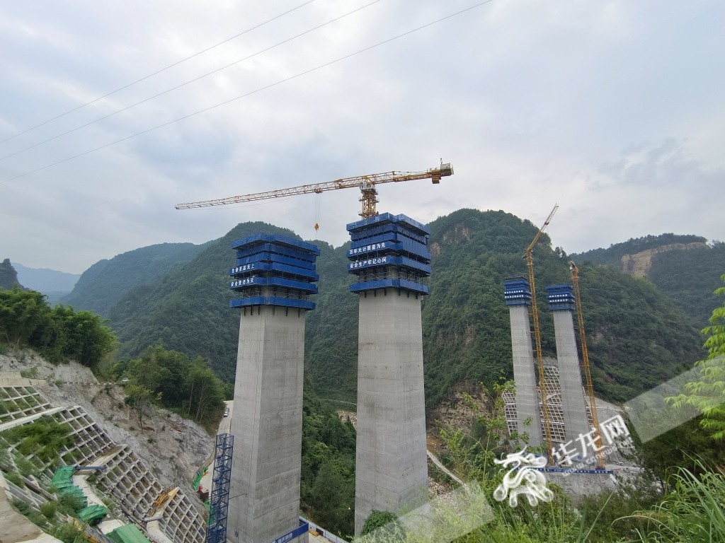 建设中的巫云开高速双河口特大桥。华龙网-新重庆客户端记者 刘艳 摄