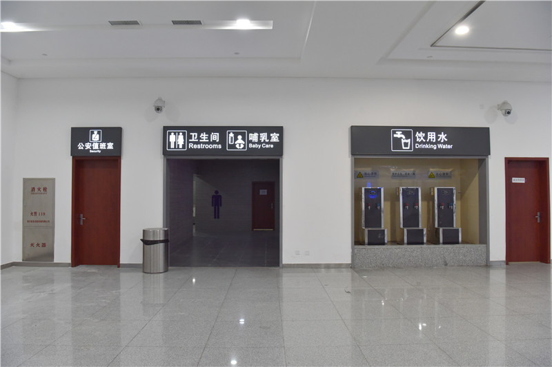 新候车楼的候车室均设有卫生间、开水器、哺乳室等设备设施,方便旅客出行1.jpg