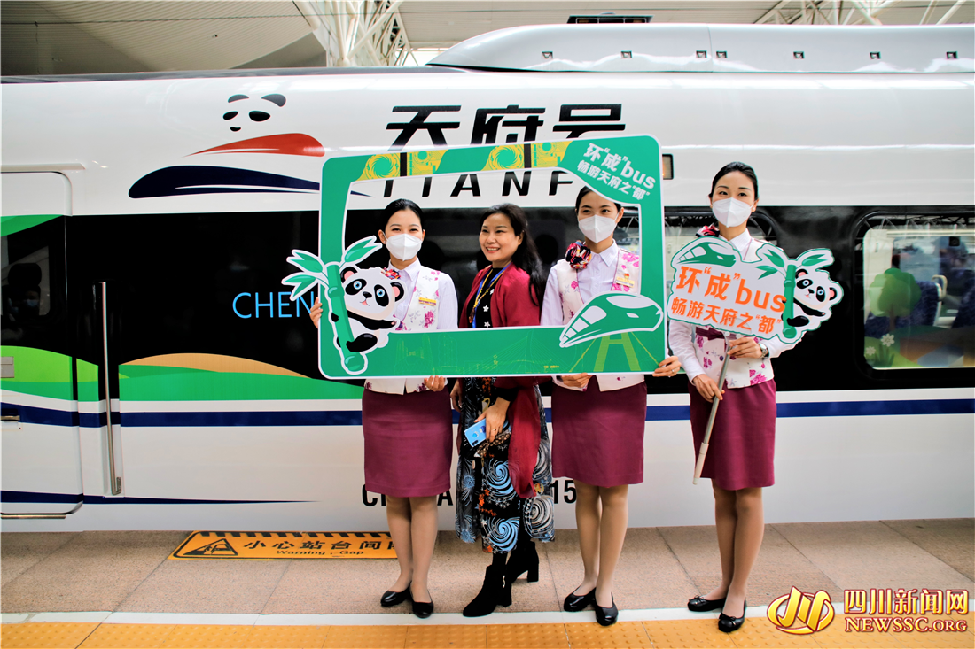成都铁路枢纽环线正式开通公交化运营,乘客拍照留念.png