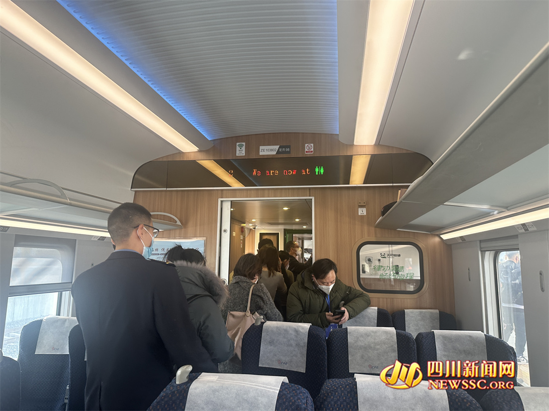 乘客有序下车.jpg