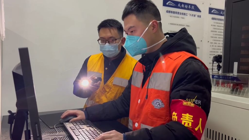 陈翰林对设备进行全面检查 (4)_副本.jpg
