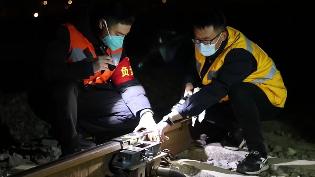 陈翰林对设备进行全面检查 (5)_副本.jpg