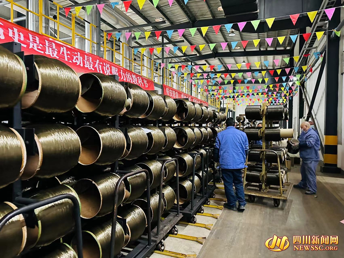 世界首套万吨级池窑连续玄武岩纤维示范线.jpg
