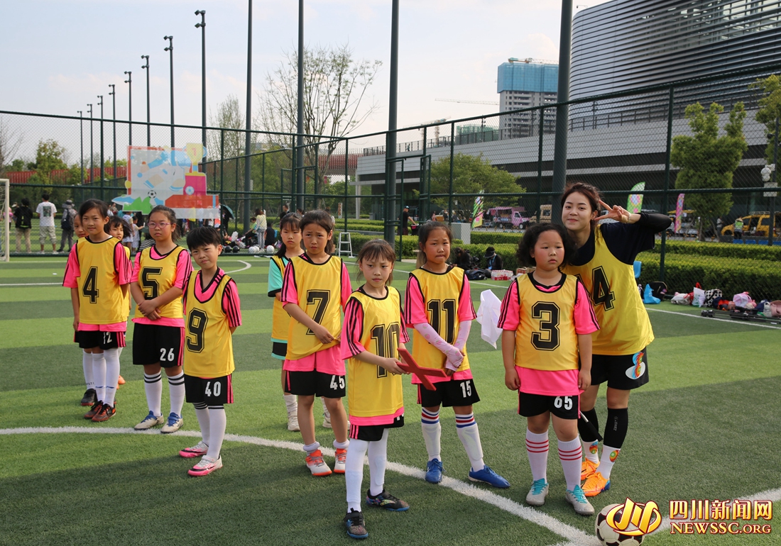 �Ĵ�Ů���Ա���������ɶ�����Ȫ��������Сѧ��С��Ա��չ����һ��������ġ�Ů����� õ����á��.jpg
