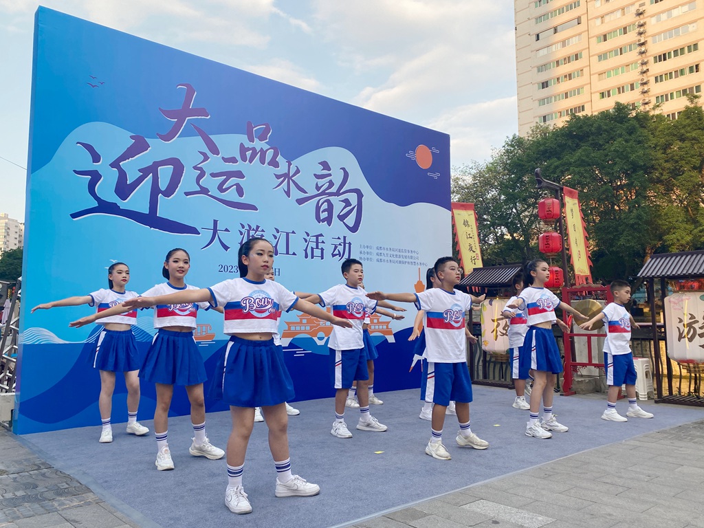 体操表演 图据成都市水务局河道监管事务中心_副本.jpg