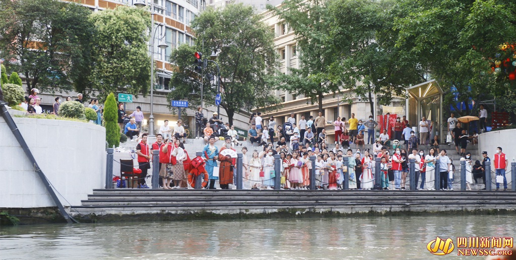 志愿者和市民朋友们正在赏景 (2)_副本.jpg