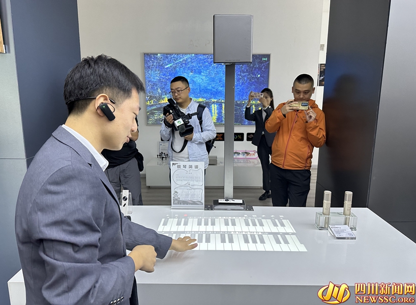 ����Ա���ڽ��ܲ�Ʒ��������١�.jpg