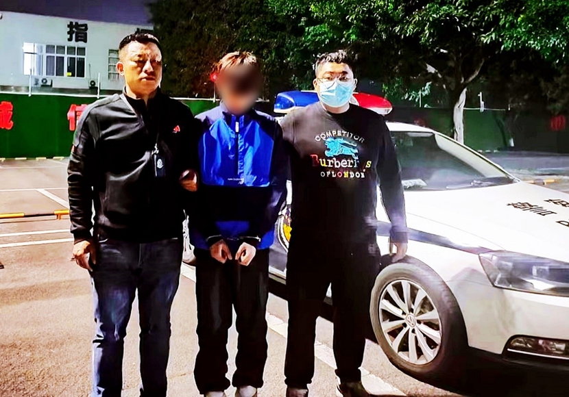 两男子“飙车炫技”成都交警重拳出击“砺剑静音”.jpg
