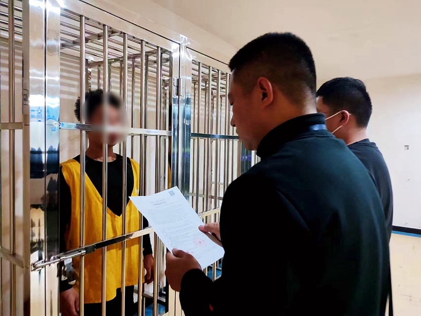 两男子“飙车炫技”成都交警重拳出击“砺剑静音”2.jpg