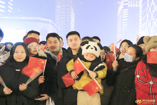 前来观看升旗仪式的人群中,大学生占比较多.jpg